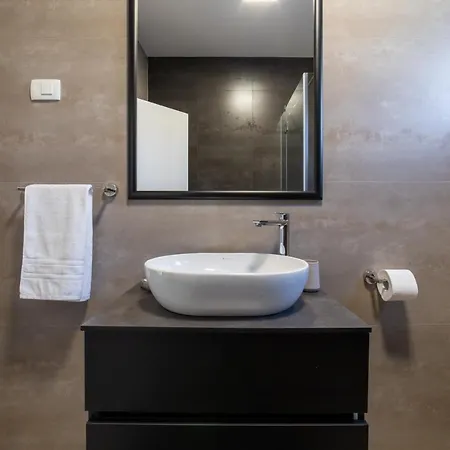 Vagabundo Beachfront 1 - Luxury - Sea Views - Free Parking شقة