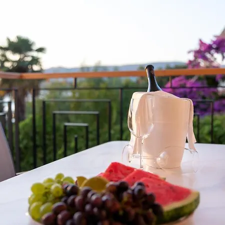 Vagabundo Beachfront 1 - Luxury - Sea Views - Free Parking شقة *