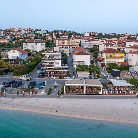 Vagabundo Beachfront Apartment 1 - Luxury - Sea Views - Free Parking * Trogir