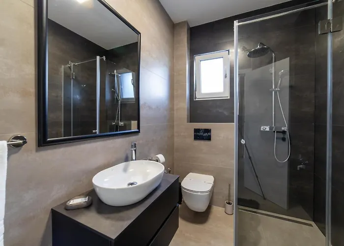 Lejlighed Vagabundo Beachfront Apartment 1 - Luxury - Sea Views - Free Parking Trogir
