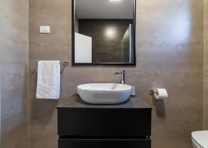 Vagabundo Beachfront Apartment 1 - Luxury - Sea Views - Free Parking Lejlighed